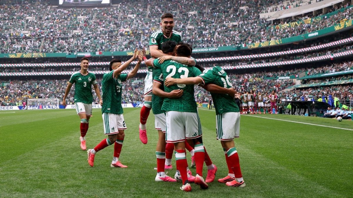 Mexico players celebrate during their 2026 World Cup opening match against South Africa at Estadio Azteca